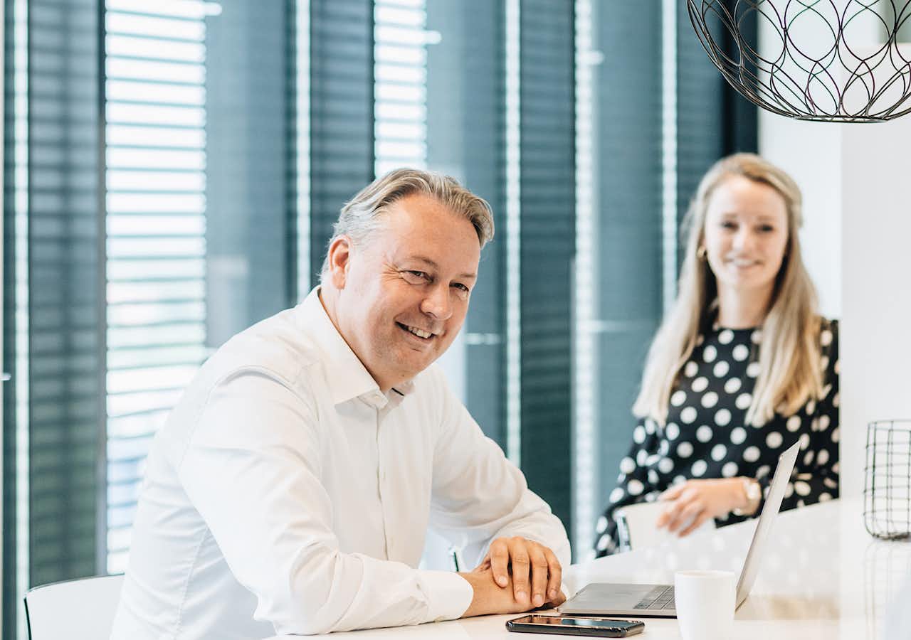 Eric en Mareille In je bedrijfsstrategie staan de doelen van je bedrijf beschreven. En de manier hoe je deze doelen gaat bereiken.